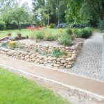 Findlingswall und Weg aus Granit-Kleinpflaster