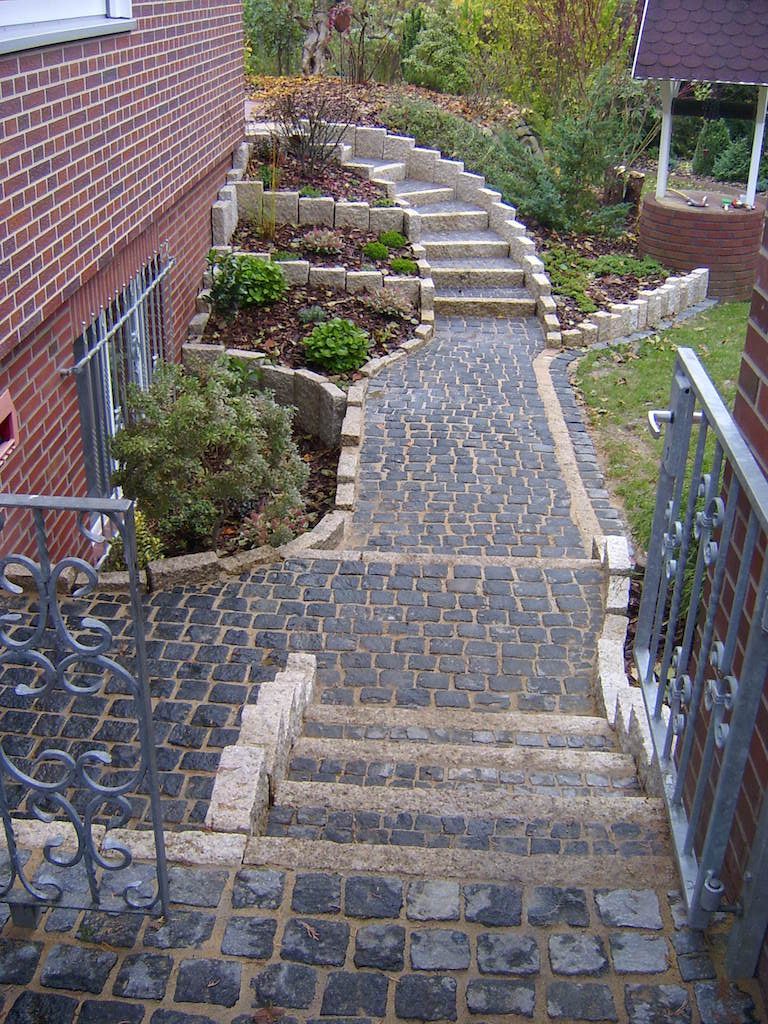 Wege aus schwarzem Granit, Stufen und Mauern aus gelbem Granit