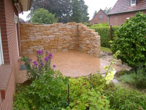Gartenmauer aus Betonelementen, Klinker für die Terrasse
