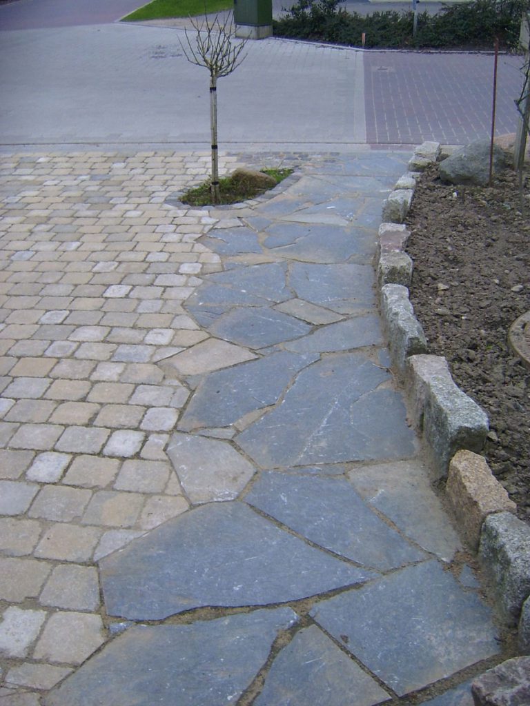 Auffahrt aus Beton und Natursteinpflaster Auffahrt aus Beton und Natursteinpflaster