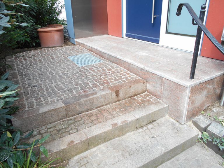 Eingangsbereich aus rotem Granit Eingangsbereich aus rotem Granit