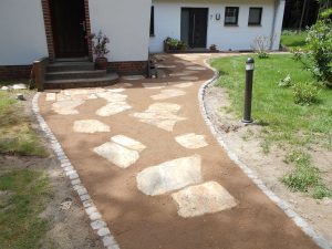 Gartenweg aus Grand mit Natursteinplatten