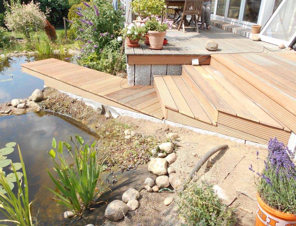 Holzterrasse mit Steg