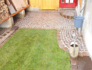 Innenhof aus rotem gebrauchtem Granitpflaster