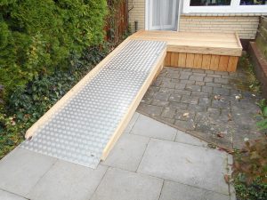 Rampe aus Holz und Aluminium