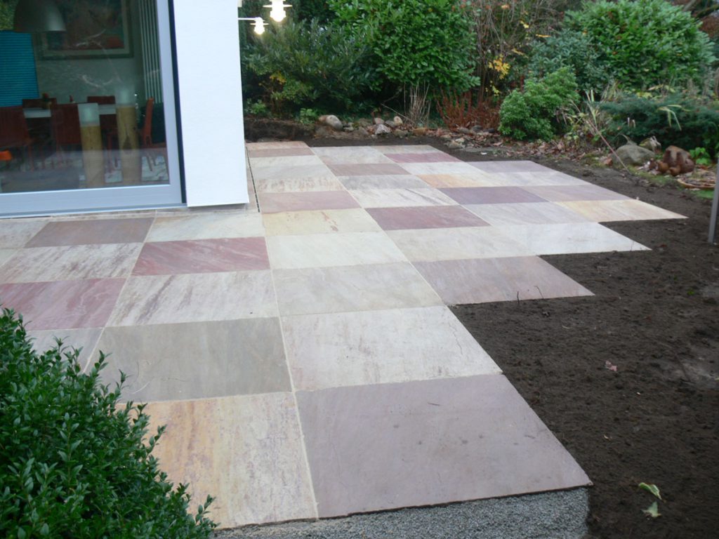 Terrasse aus Natursteinplatten