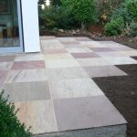 Terrasse aus Natursteinplatten