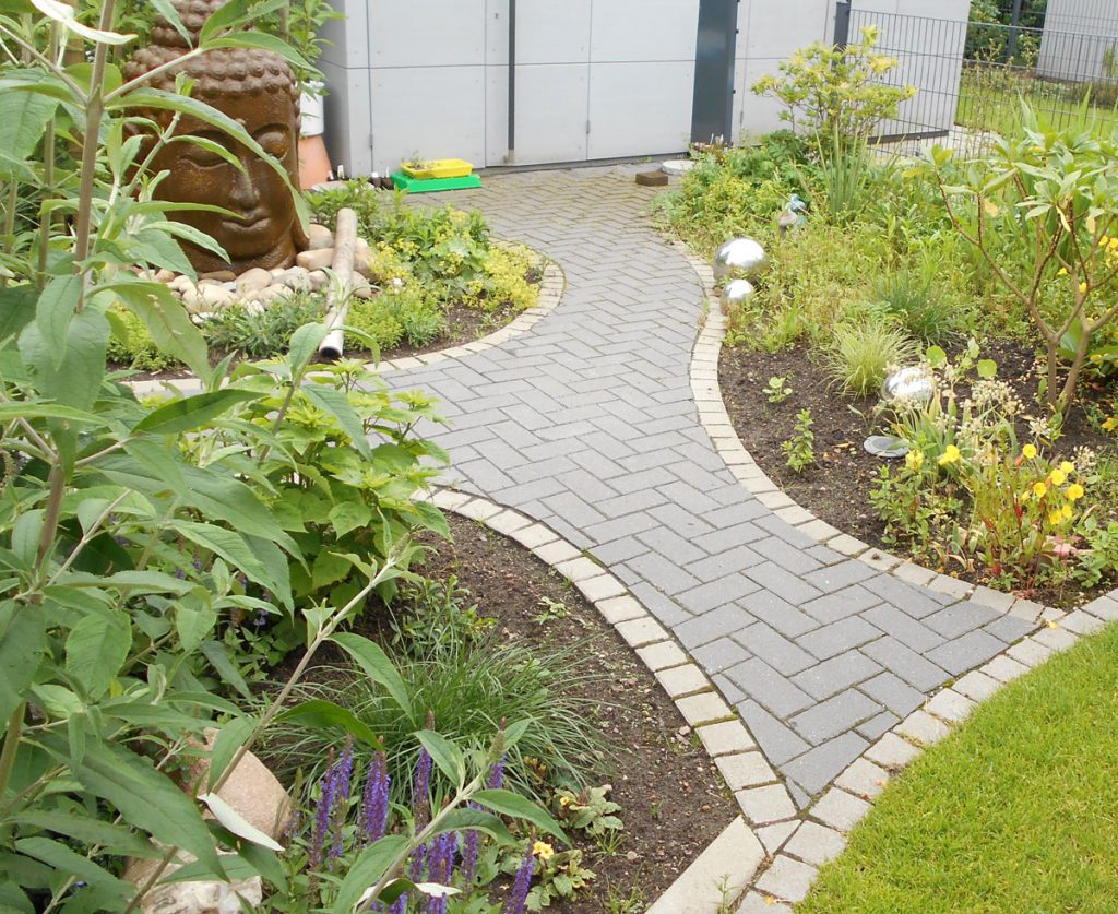 Weg im Reihenhausgarten